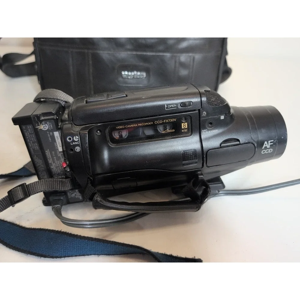 Sony Handycam Video 8 Camcorder With Accessories CCD-FX730V + Bag And Remote